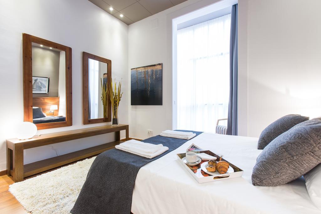 Serennia Apartamentos Ramblas - Placa Catalunya Барселона Номер фото
