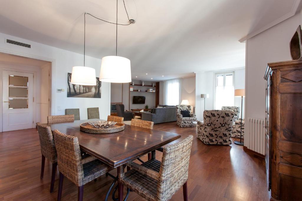 Serennia Apartamentos Ramblas - Placa Catalunya Барселона Номер фото