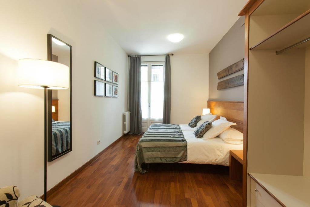 Serennia Apartamentos Ramblas - Placa Catalunya Барселона Номер фото