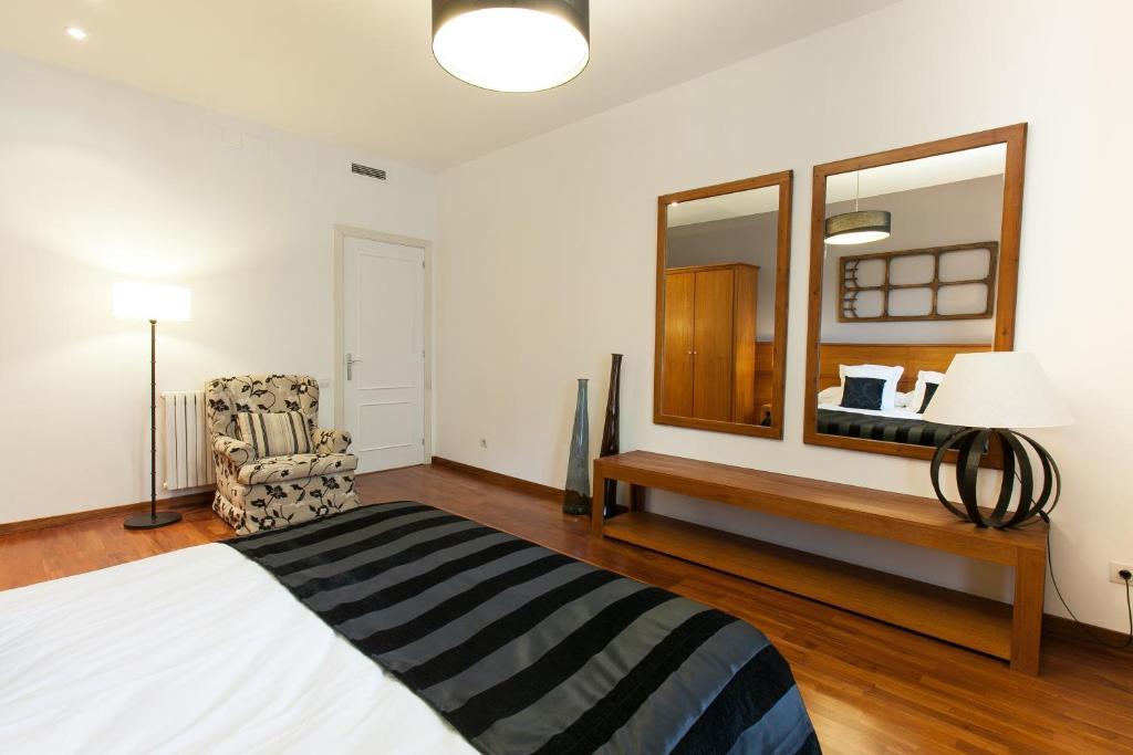 Serennia Apartamentos Ramblas - Placa Catalunya Барселона Номер фото