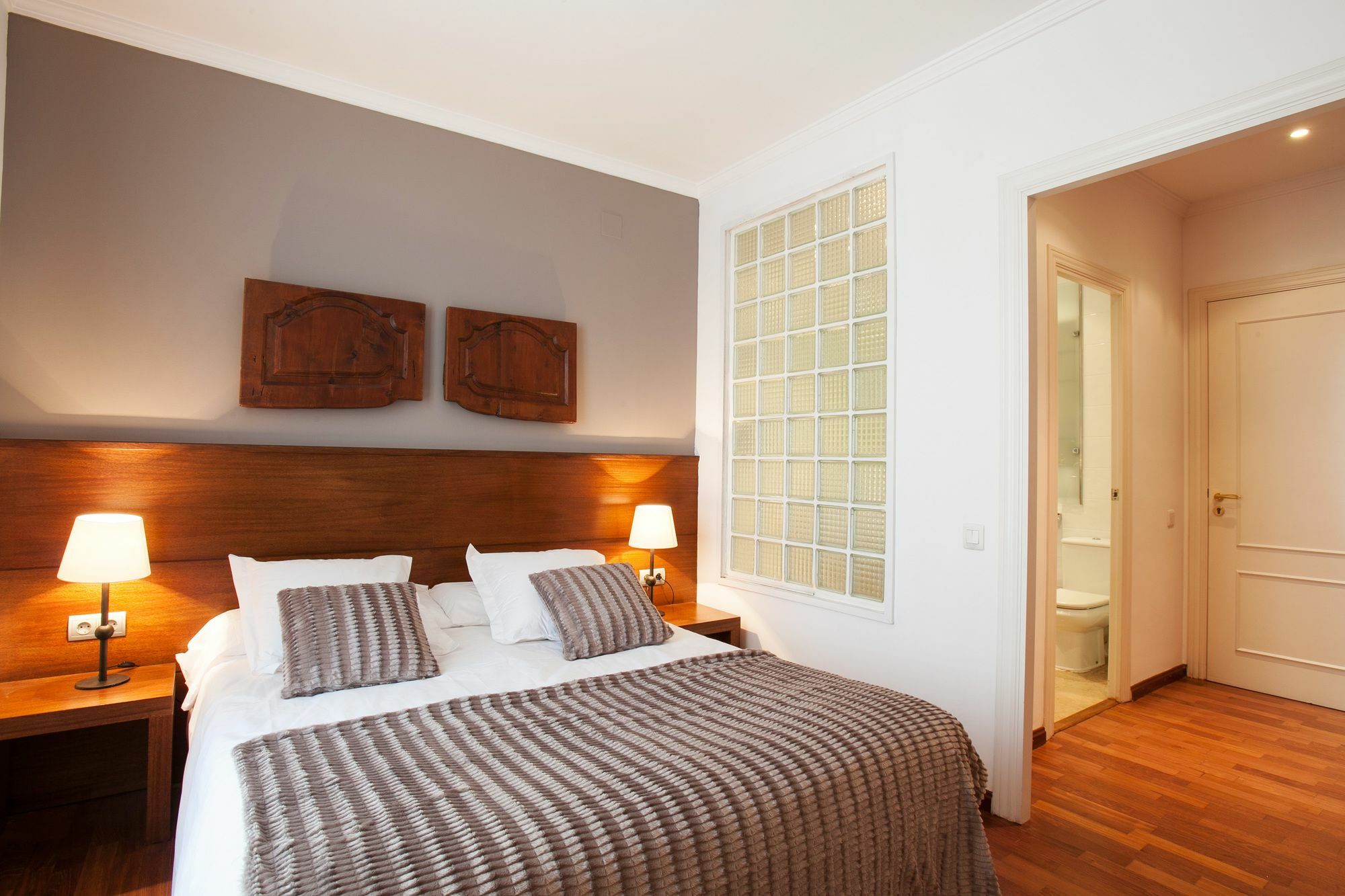 Serennia Apartamentos Ramblas - Placa Catalunya Барселона Экстерьер фото