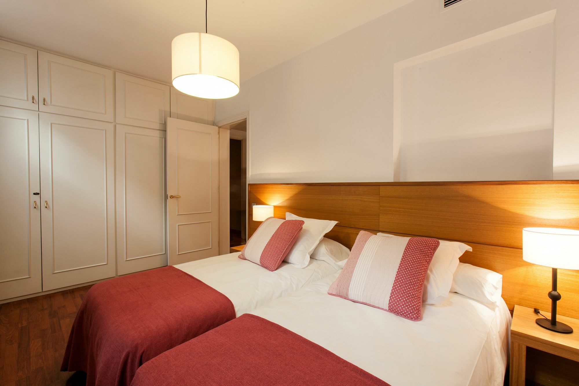 Serennia Apartamentos Ramblas - Placa Catalunya Барселона Экстерьер фото