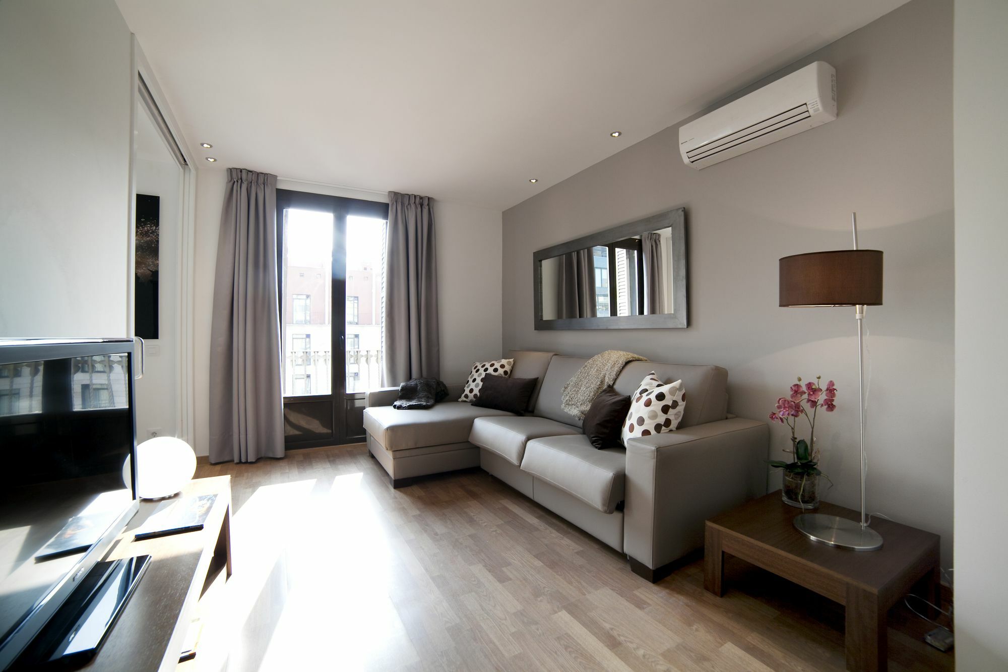 Serennia Apartamentos Ramblas - Placa Catalunya Барселона Экстерьер фото