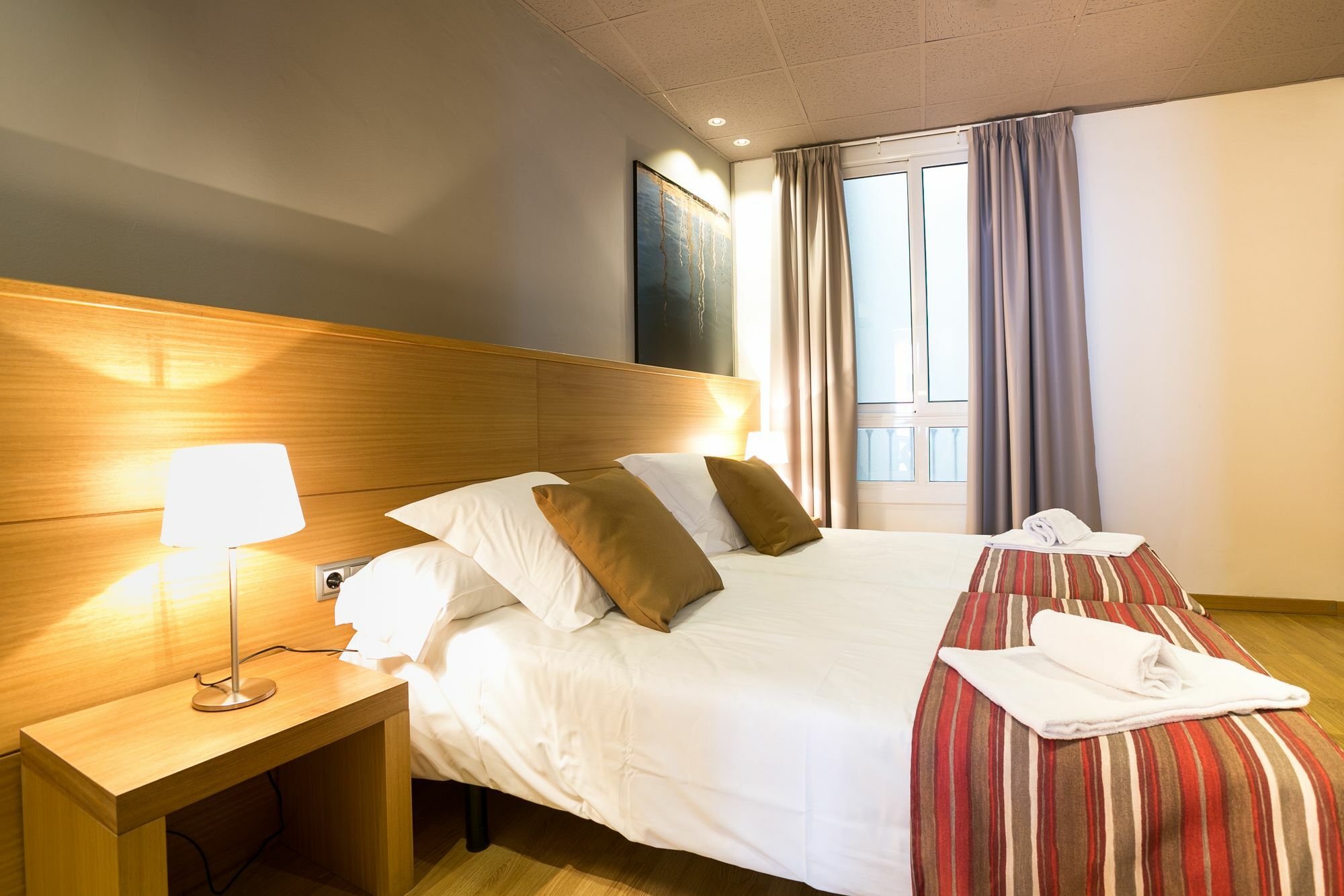 Serennia Apartamentos Ramblas - Placa Catalunya Барселона Экстерьер фото