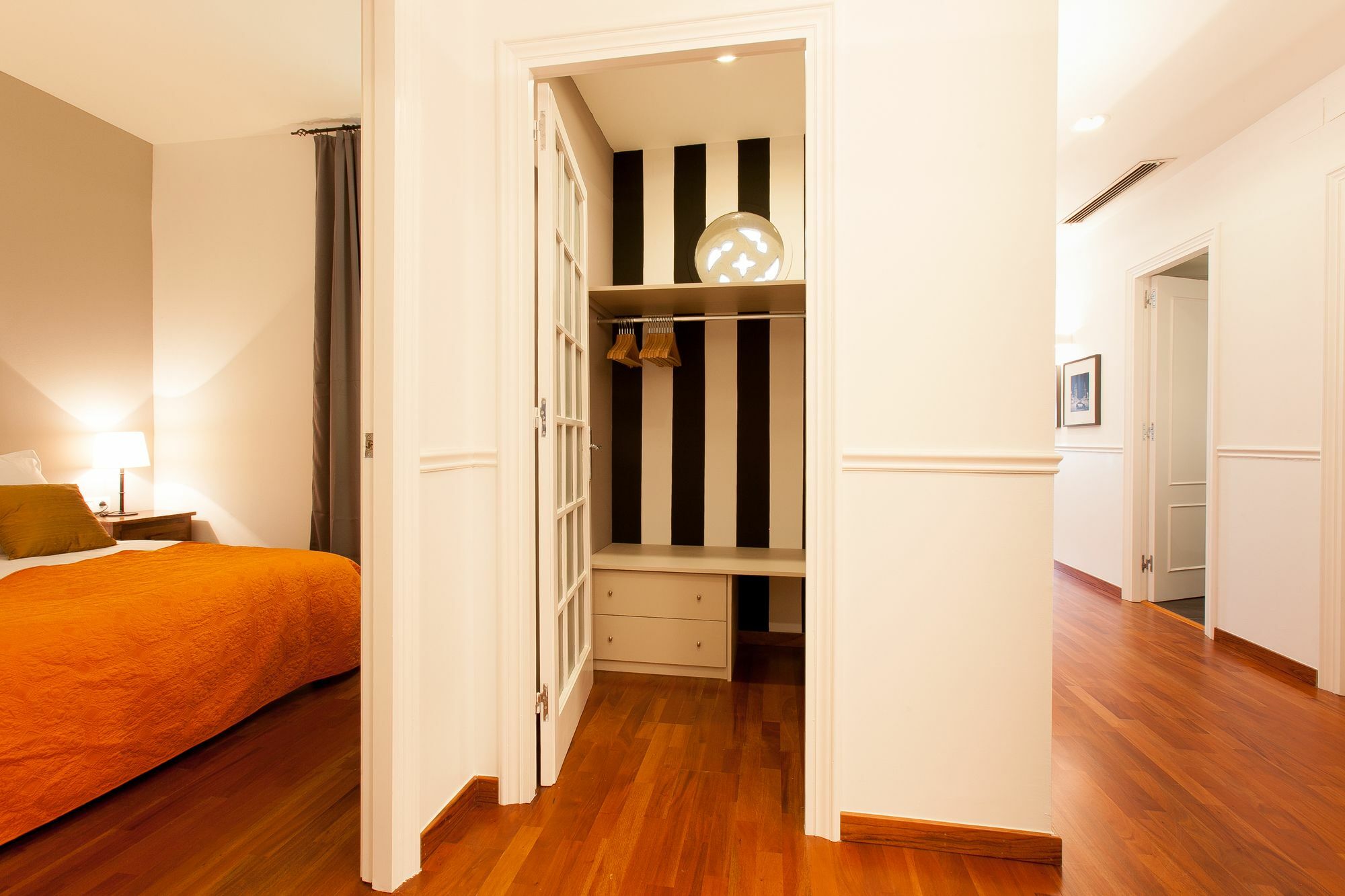Serennia Apartamentos Ramblas - Placa Catalunya Барселона Экстерьер фото