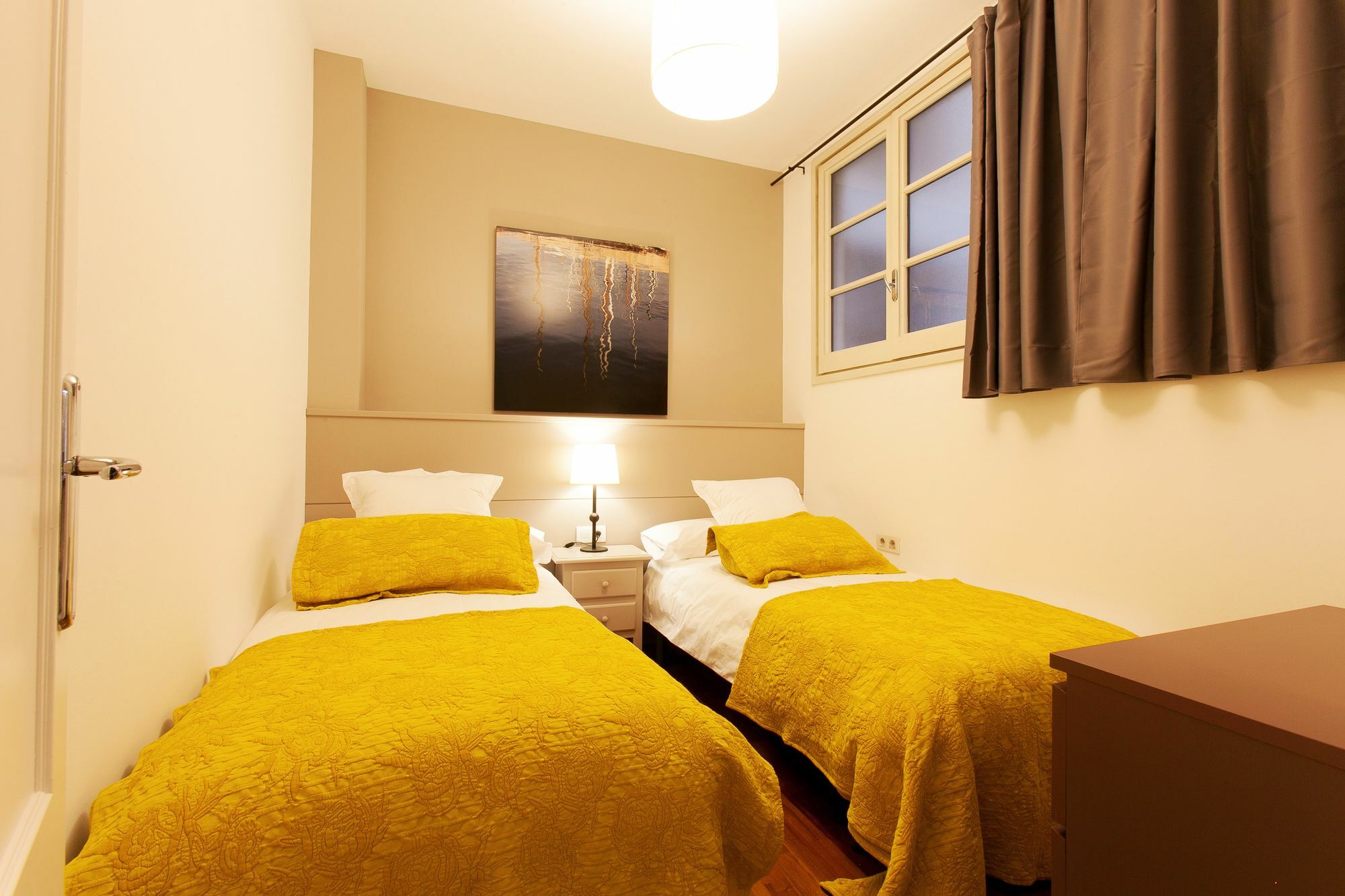 Serennia Apartamentos Ramblas - Placa Catalunya Барселона Экстерьер фото