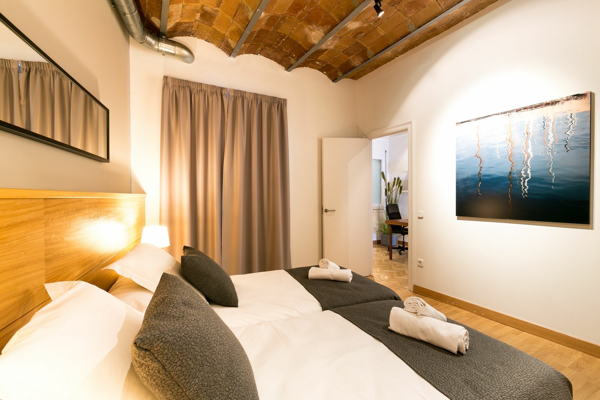 Serennia Apartamentos Ramblas - Placa Catalunya Барселона Экстерьер фото